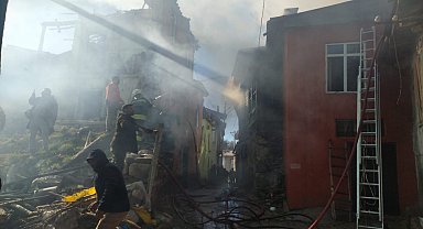 Beyşehir'in Doğanbey Mahallesi'nde evler yandı