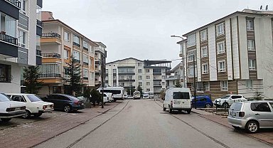 Boşanma aşamasındaki eşinin evinde bıçağı boğazına dayayıp intihara kalkıştı