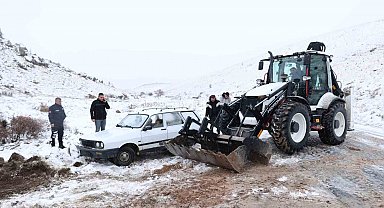 Bünyan'da kayarak şarampole düşen araç kurtarıldı