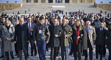 CHP Genel Başkanı Özel, engellilerle birlikte Anıtkabir'i ziyaret etti