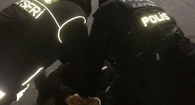 Durdurulan araçtan 1 kilo uyuşturucu çıktı