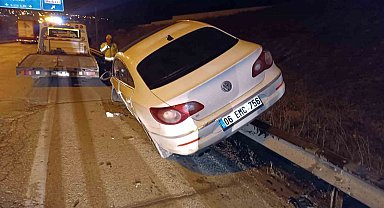 Elmadağ girişinde kontrolden çıkan otomobil bariyerlere çıktı