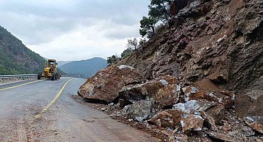 Kapuzbaşı Yolu'ndaki heyelana Büyükşehir'den hızlı müdahale