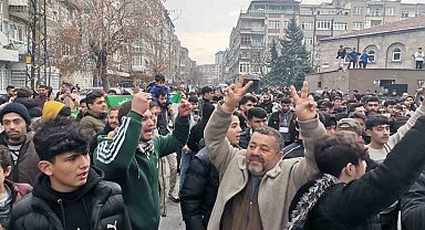 Kayseri'deki Suriyeliler Esed rejiminin indirilişini kutladı