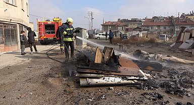Kira ödemeyen kiracı, tahliye kararıyla evden çıkarılan eşyaları ateşe verdi