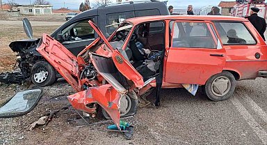 Kırşehir'de otomobil hafif ticari araçla çarpıştı: 1'i ağır 3 yaralı