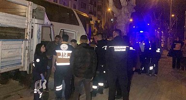 Kontrolden çıkan kamyonet, otobüs ve park halindeki araçlara çarptı: 2 yaralı