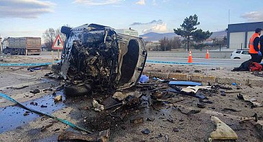 Konya'da otomobil refüje çarptı: 3 ölü