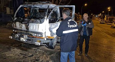 Kundaklanan kurtarıcı kamyonet demir yığınına döndü