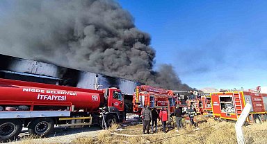 Niğde'de fabrika yangını: Ekiplerin müdahalesi sürüyor