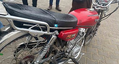 Sakin tavırlarla motosikleti çaldı, o anlar kemaraya yansıdı