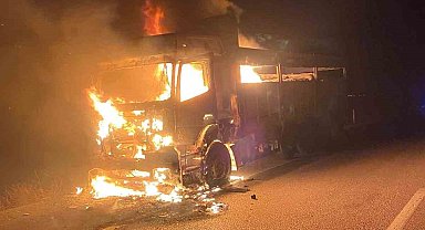 Seyir halindeki kamyon alev alev yandı