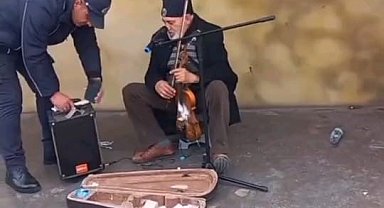 Sokak müzisyenine zabıta müdahalesi