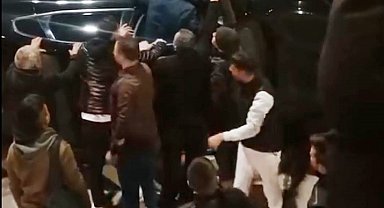 Vatandaşlar kapıyı açtı, yaralılar aracın üstüne çıktı