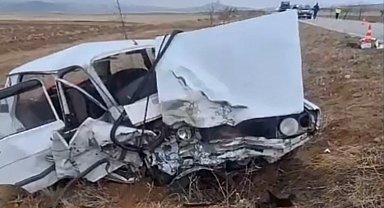 Aksaray'da 2 otomobil kafa kafaya çarpıştı: 1 ölü, 2 yaralı