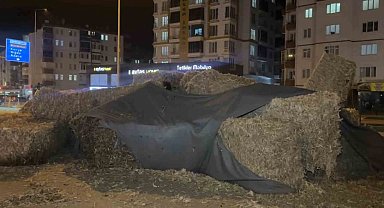 Aksaray'da tırdaki saman balyaları yola savruldu