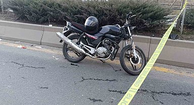 Ankara'da ehliyetsiz motosiklet sürücüsü kamyonete çarptı