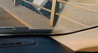 Ankara'da kontrolden çıkan kargo tırı köprü duvarına çarptı