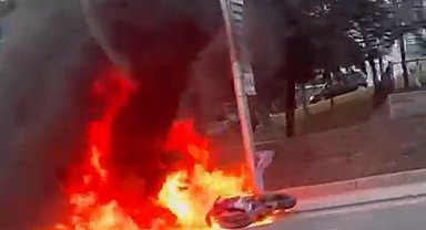 Ankara'da Protokol Yolu'nda seyir halindeki motosiklet alev aldı