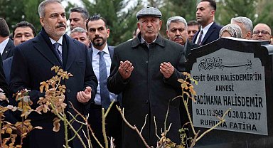 Bakan Fidan, şehit Astsubay Ömer Halisdemir'in kabrini ziyaret etti