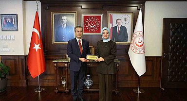 Bakan Göktaş, sanatçıların bağışladığı 2,1 milyon TL'lik ödülü devlet korumasındaki çocuklar için teslim aldı