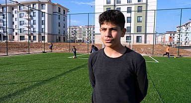 Bakan Kurum, depremzede Hüseyin'e verdiği halı saha sözünü tuttu