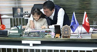 Başkan Metin'den şehit kızı Zeynep'e karne hediyesi