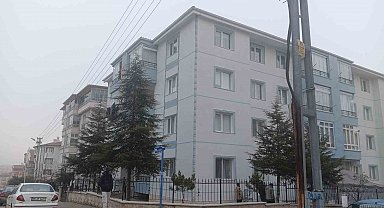 Bıçakla eşini ağır yaralayıp intihar etti