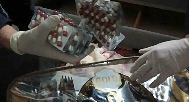 Çekyat altından binlerce uyuşturucu hap çıktı