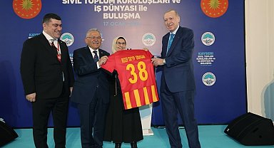 Cumhurbaşkanı Erdoğan'a Kayserispor forması hediye edildi