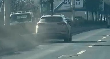 Dirensiyon başında rahatsızlanan sürücü bariyerlere çarparak ilerledi