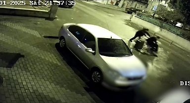 Engelli rolü yapıp tekerlekli sandalye çaldılar, o anlar kamerada