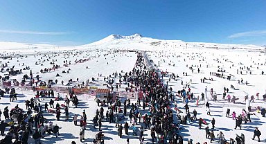 Erciyes'te hafta sonu yoğunluğu, binlerce turist pistlerde