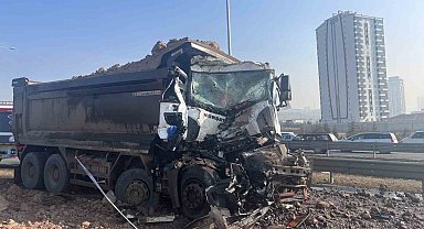 Hafriyat kamyonu akaryakıt yüklü tıra çarptı, litrelerce mazot yere döküldü