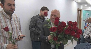 HAK-İŞ '10 Ocak Çalışan Gazeteciler Günü'nü gazetecilere gül vererek kutladı