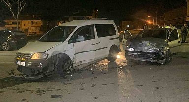 Karaman'da hafif ticari araçla otomobil çarpıştı: 3 yaralı