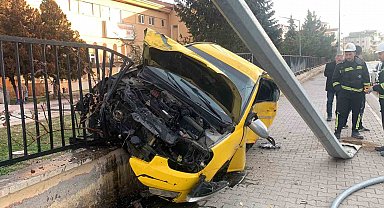 Karaman'da kontrolden çıkan ticari taksi çarptığı duvarda asılı kaldı: 1 yaralı