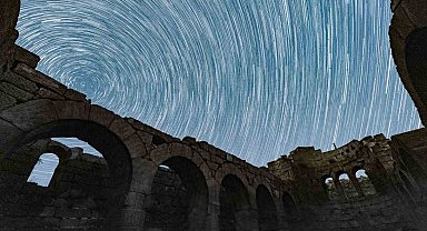 Karaman'ın tarihi mekanlarından yıldızlar görsel şölen oluşturdu