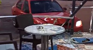 Kaza yapan araç çiğköfte dükkanının korkuluklarına girdi: Kaza anı kamerada