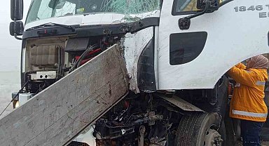 Kırmızı ışıkta bekleyen tırın dorsesine tır çarptı: 1 yaralı