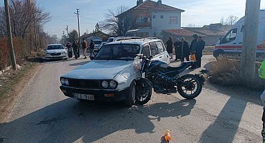 Konya'da motosiklet ile otomobil çarpıştı: 1'i ağır 2 yaralı