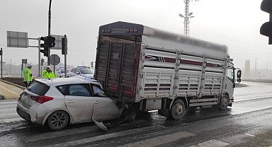 Konya'da otomobil kamyonete arkadan çarptı: 1 yaralı
