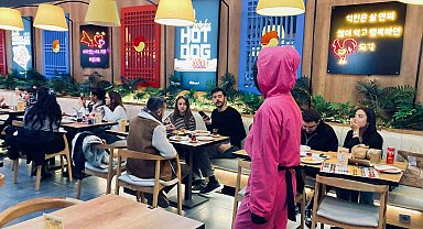 Kore restoranında yemekleri "Squid Game" dizisinin karakterleri servis ediyor