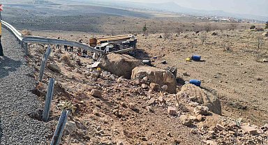 Niğde'de kamyon devrildi: 1 ölü, 1 yaralı