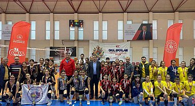 Okul sporları voleybol küçük erkek ve kız maçları sona erdi