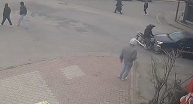 Otomobil ile motosikletin çapıştığı kaza kamerada