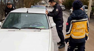 Öyle derin uyumuş ki polis sallayarak uyandırdı