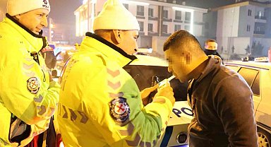 Polisten kaçan sürücü yakalanınca esprileriyle güldürdü