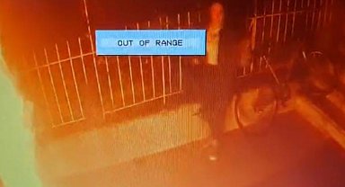 Sosyal medyada tanınmak için apartman girişindeki paspası yaktılar