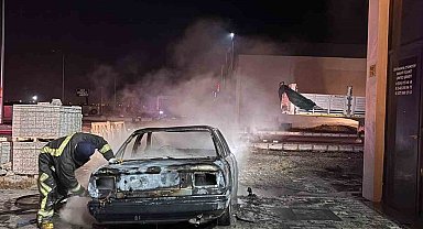 Tamir için bırakılan otomobil alev alev yandı